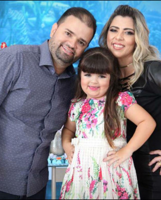 Ancelmo   Aleixo aniversariante do dia 26 com a esposa Cecília e filha Valentina 