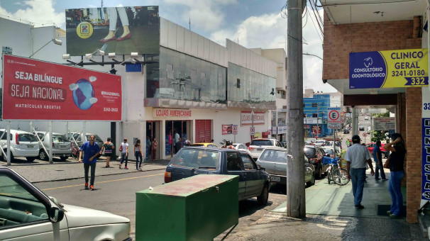 - Filas enormes se formaram na frente da loja que abriu à meia noite  **Divulgação  