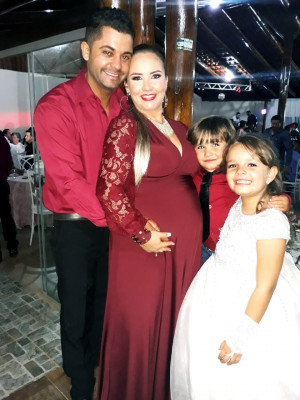 Dayane Fernandes Vieira  aniversariante do dia 20 com esposo Celso , e flhos Tauany  Fabricio e Teodoro que está a caminho 