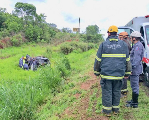 Capotamento deixou vítima fatal ** Corpo de Bombeiros Militar 