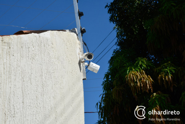 Câmeras de vigilâncias foram instaladas nos imóveis atacados ** Divulgação 