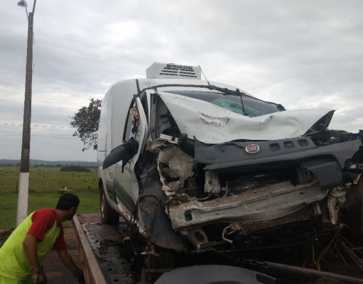 Veículo envolvido em colisão frontal com duas vítimas feridas ** Polícia Rodoviária Federal 