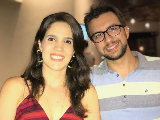 Gil Almeida Cardoso Júnior aniversariante do dia 11 com sua esposa Lívia Coutinho Cardoso 