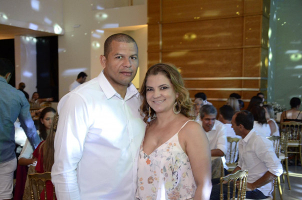  Hoje, 22, quem recebe a chegada de nova idade é a elegante Maria Cecília Araújo. Os festejos acontecem ao lado do maridão Mateus. O meu abraço e votos de saúde e prosperidade.