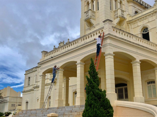 Enfeites de materiais recicláveis foram confeccionados para a fachada da prefeitura **Divulgação