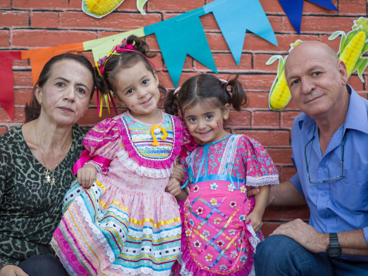 Luiz Carlos F. da Silva aniversariante do dia 11 ao lado das netas Helena e Geovana e da esposa Nora 