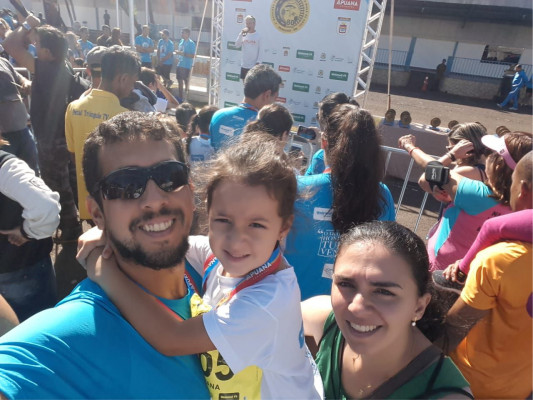 Luiz Cláudio aniversariante do dia 13 ao lado da esposa Lana e da filha Geovana