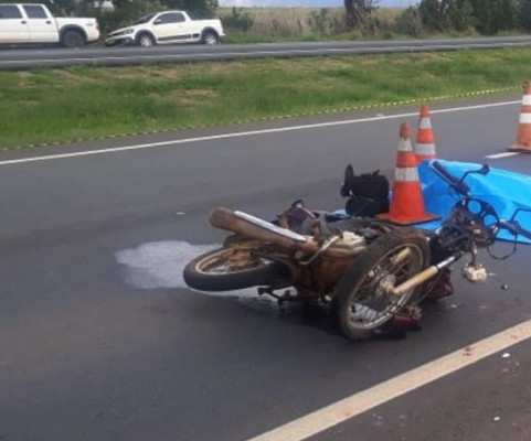 Vítima de 29 anos conduzia a motocicleta e bateu na traseira de um caminhão ** Divulgação 