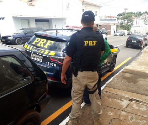 O motorista foi preso pela PRF e liberado após pagamento de fiança ** PRF 