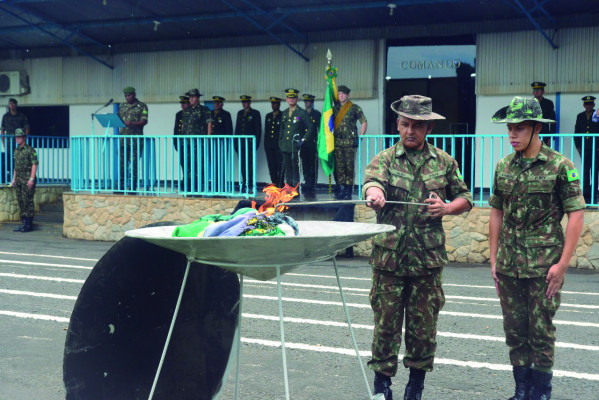 Símbolo da pátria é renovado anualmente para ‘manter viva a chama do país’, afirma comandante do 2º Batalhão Ferroviário