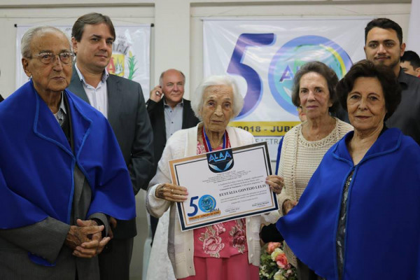 Eustália Gontijo Lelis ladeada por acadêmicos e familiares