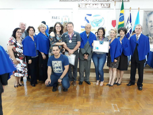 Vencedores do concurso de Poesias – Celso José Cirilo e Raquel Martins Pereira – 1º e 2º lugares, respectivamente, ao lado de convidados e familiares 