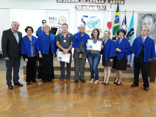 Marlos Fernandes e os vencedores do concurso poesias 