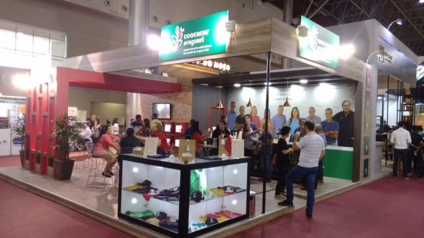 Cooperativa monta estande no evento para apresentar os dez melhores cafés do ano