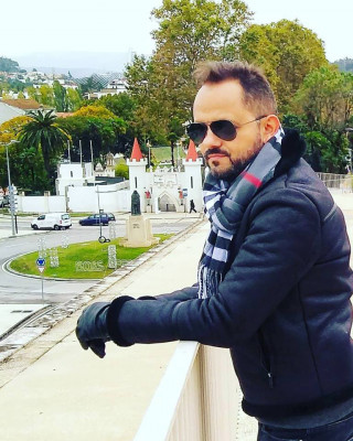 Herbert Cristian Souza em recente viagem a Portugal. Na bagagem, um diploma de Doutorado, a coordenação do Curso de Farmácia do Imepac e muito estilo.