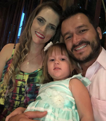 Adriano Barbosa Martins Rodrigues (Areia Martins), aniversariante de hoje, 22, com sua esposa Marlery Obalhe e Freitas Melo e a filha Iamani Freitas Rodrigues.