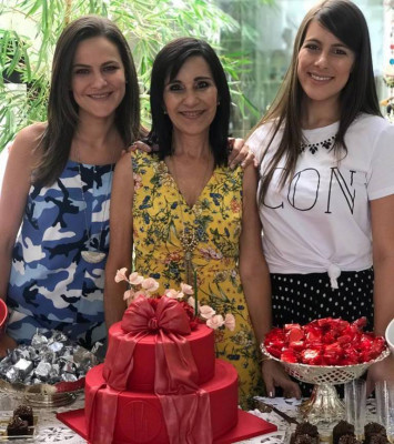 Ao lado das filhas Mariana Cury de Morais Carraro Arantes e Natália Cury de Morais Guimarães Azevedo, socialite Norma Cury, celebra 14 anos da charmosa loja Norma Cury. Parabéns!
