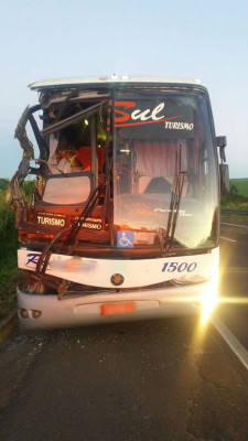 Ônibus bateu na traseira de outro, ontem de madrugada