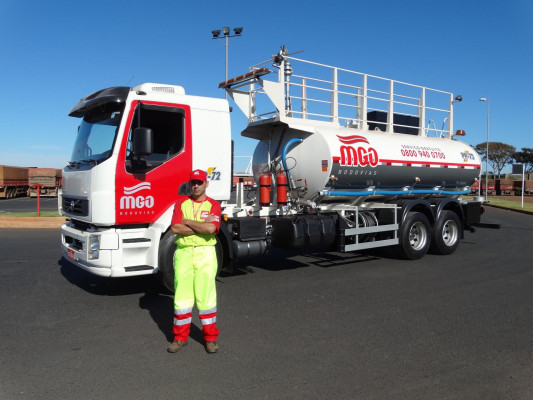 Um dos quatro caminhões-pipa disponibilizados pela concessionária em casos de incêndios às margens da rodovia ** MGO Rodovias