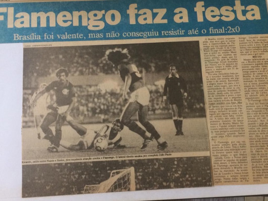 O lateral araguarino em destaque durante disputa de bola com nada mais do que Junior e Nunes, pelo Brasileirão de 84