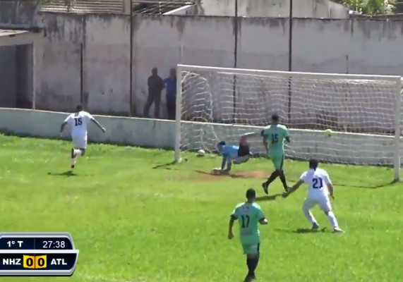 Queijinho recebeu cruzamento perfeito de Aquático e finalizou com categoria ** Gazeta do Triângulo 