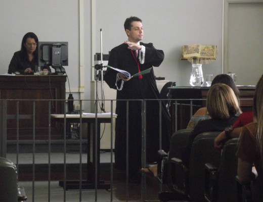 Promotor de Justiça Alam Baena durante debates no Tribunal do Júri ** Gazeta do Triângulo 