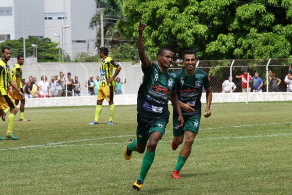 Nome do jogo, artilheiro Paulo Gomes marcou no tempo normal e nos penais ** Divulgação 