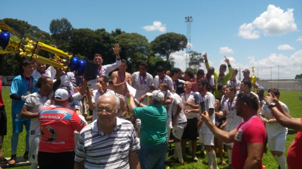 Entrega da premiação ao Galo araguarino