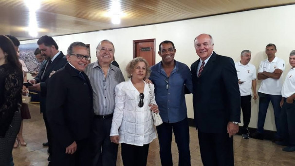Prestigiando a solenidade de passagem de comando, Padre Júlio, Darli Amaral, Lêda Pinho, Edmar César e Marlos Fernandes