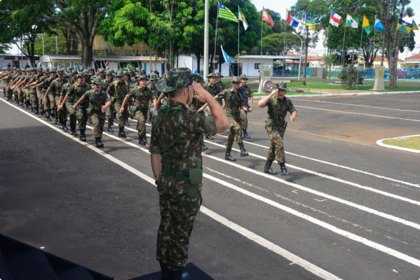Desfile da tropa em continência ao novo comandante do Batalhão Mauá, tenente-coronel Helton Andrade Andrade   