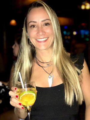 Antecipadamente o meu abraço para a belíssima bancária Daniela Vasconcelos que no próximo dia 12, canta parabéns. Rumores dão conta que elegante comemoração está sendo arquitetada. Felicidades!