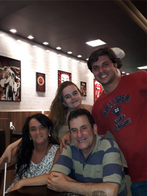 Janda Campos Mendes aniversariante do dia 23 com esposo Adilson Miguel de Oliveira que aniversariou no último dia 18 com os filhos Emiliana e Neto 