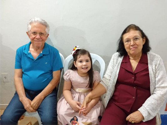 Jose Luiz Barbosa aniversariante do dia 03 com a esposa Marlene Maria e a neta que também aniversariou no último dia 07/11 Isabela Barbosa 