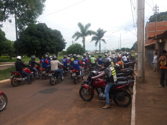 No meio da tarde, dezenas de moto-taxistas encaminharam-se até o MPMG