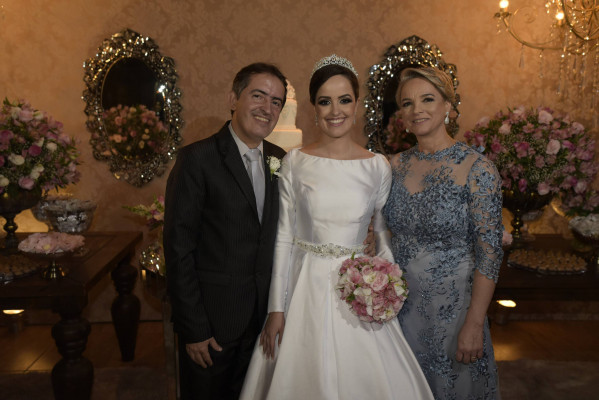 Nilton César de Resende aniversariante do dia 02 com a esposa Vânia Maria e a filha Débora Maria 