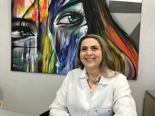 Mestre e Doutora em ortodontia e ortopedia facial Rosângela Damis, se especializa em Harmonização Facial. 