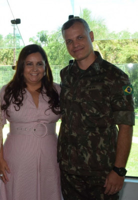 No apagar das luzes de 2018, com grande alegria a sociedade araguarina recebe o tenente-coronel Helton Fernandes de Andrade e sua Andreia Maris. Tenente-coronel Helton Andrade assume o comando do querido 2º Batalhão Ferroviário! 