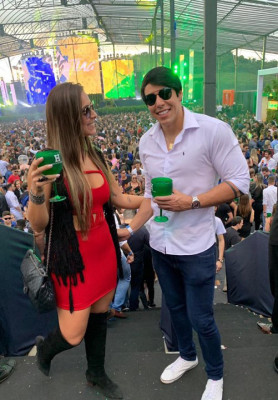 Empresário da moda Toni Pelegrini, rodou o mundo por entre viagens e melhores festas, esta última ao lado de Bruna Naves em Ribeirão Preto na tradicional Festa do Haras.