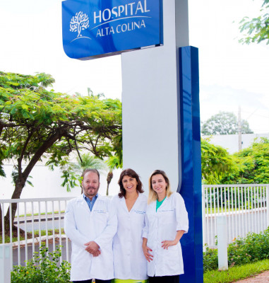 Na busca de uma filosofia de humanização e humanismo, Diretores do Hospital Alta Colina – Dr. Carlos Alberto, Dra. Melissa Póvoa, Dra. Marinalda Campoli, encerram o primeiro ano do Alta Colina com o reconhecimento da sociedade mineira. Além da filosofia humanista, responsabilidade social.