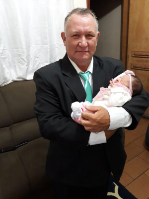 Sérgio Branco, aniversariante de sábado, dia 15, com a netinha Maria Júlia Faria Monteiro Sopranzetti 