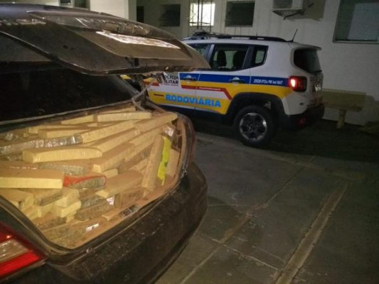 Militares identificaram 1.189 tabletes de uma substância semelhante à maconha no automóvel