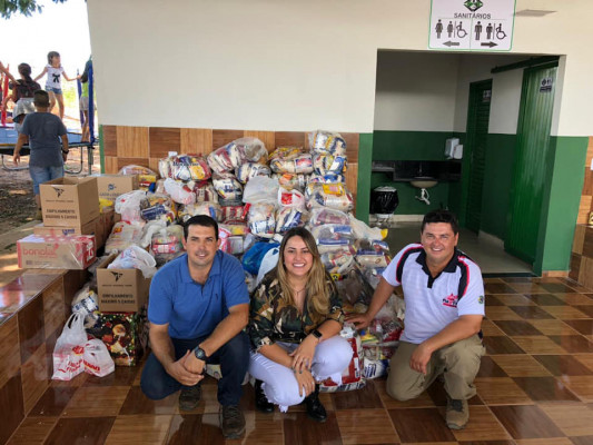 Alimentos arrecadados estão sendo entregues a famílias carentes