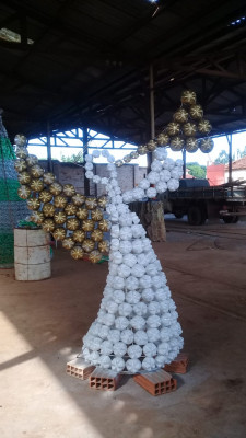 Árvore de garrafa PET de 6 metros é mais de onze vezes mais barata que o aluguel da árvore convencional da mesma altura