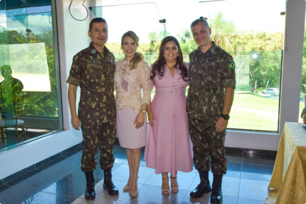 Coronel Lincoln e esposa, Cristiane e, tenente-coronel Helton Andrade e esposa Andréia Maris