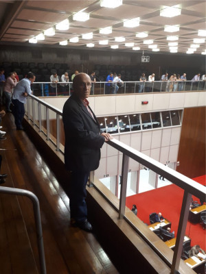 Enquanto parlamentares da oposição criticavam o adiamento da sessão, prefeitos protestavam nas galerias