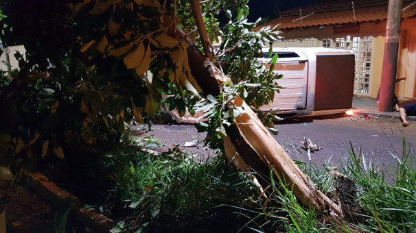 Policiais militares atenderam ocorrência de acidente na avenida Hugo Alessi 