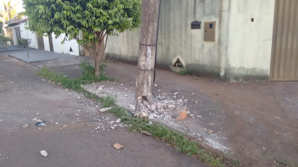 Poste de energia elétrica ficou danificado após acidente na rua Israel Pinheiro 