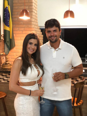 Após darem as boas-vindas a janeiro, odontóloga Érika Farias e o maridão Leandro Dorázio desfrutam férias no disputadíssimo e luxuoso Carmel Cumbuco Resort no Ceará. O resort é de luxo e os colunáveis, nada básicos na beleza e no bom gosto!