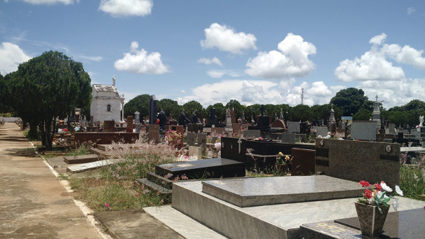 Reportagem flagrou um túmulo aberto  **Gazeta do Triângulo  