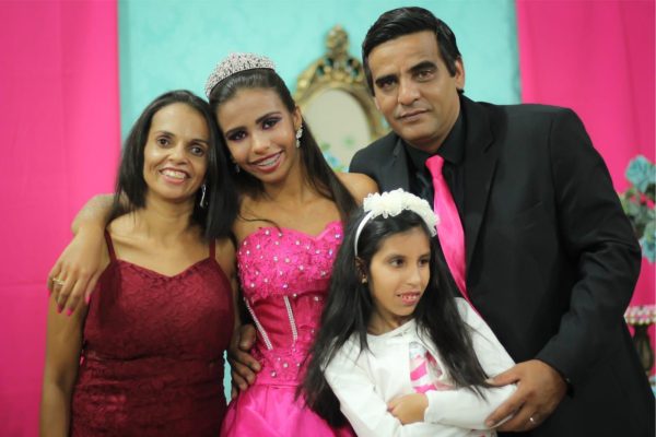 Cleuton Rosa da Silva, dia 21, com a esposa Andreia e as filhas Ana Carolina e Kamilla Vitoria